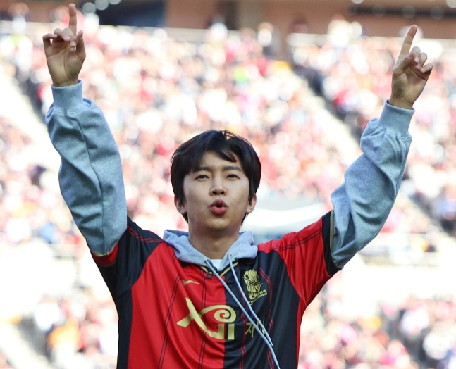 지난해 4월 8일 서울월드컵경기장에서 열린 2023 프로축구 K리그1 대구FC와 FC서울의 경기 시축자로 나선 가수 임영웅이 팬들에게 인사하고 있다. 연합뉴스
