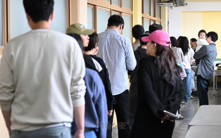 제22대 국회의원선거 투표일인 10일 서울 영등포구 여의도중학교에 마련된 투표소에서 유권자들이 투표 순서를 기다리고 있다. 2024.4.10 홍윤기 기자