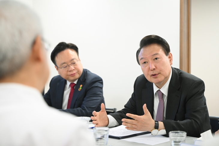 윤석열 대통령이 9일 경기 부천시 소사구의 심장전문병원인 부천세종병원을 방문해 의료진과 간담회를 하고 있다. 2024.4.9 대통령실 제공