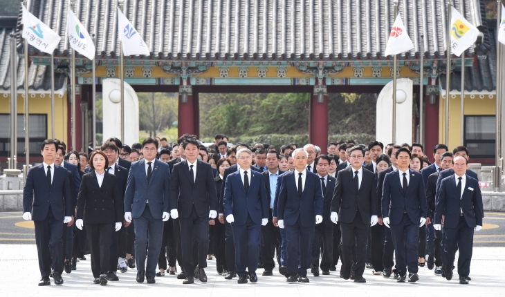 더불어민주당 소속 광주 국회의원 당선인들이 지난 11일 오전 10시 첫 공식일정으로 국립5·18민주묘지를 참배했다. 더불어민주당 광주시당 제공