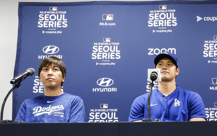 서울 구로구 고척스카이돔에서 열리는 메이저리그(MLB) 월드투어 서울시리즈에 참가하는 LA다저스 오타니 쇼헤이와 통역 미즈하라 잇페이(왼쪽)가 기자회견에 참석해 있다. 2024.03.21 뉴시스