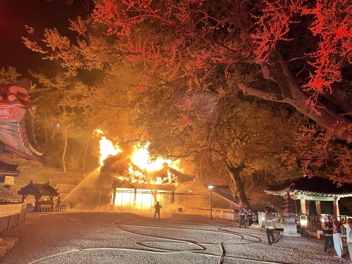 지난 13일 오후 11시 17분쯤 김제시 진봉면 망해사에서 불이 나 1시간 20여분 만에 진화됐다. 전북소방본부 제공