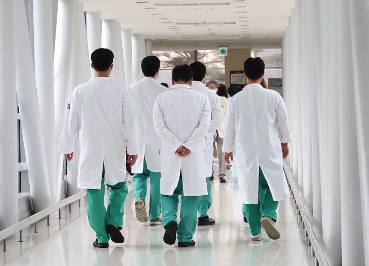 사직 전공의 200여명이 정부·여당에 전공의 복귀 희망 여부를 묻는 설문을 진행해 달라고 요청한 것으로 확인됐다. 연합뉴스 사직 전공의 200여명이 정부·여당에 전공의 복귀 희망 여부를 묻는 설문을 진행해 달라고 요청한 것으로 확인됐다. 연합뉴스