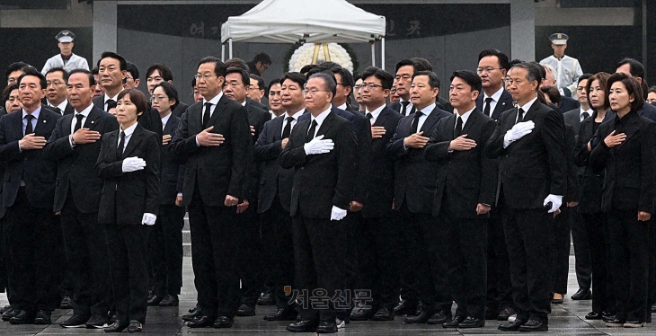 윤재옥 국민의힘 대표 권한대행을 비롯한 제22대 국회의원선거 국민의힘, 국민의미래 당선자들이 16일 서울 동작구 국립현충원에서 참배를 마친 후 이동하며 국기에 대한 경례를 하고 있다. 2024.4.16 오장환 기자