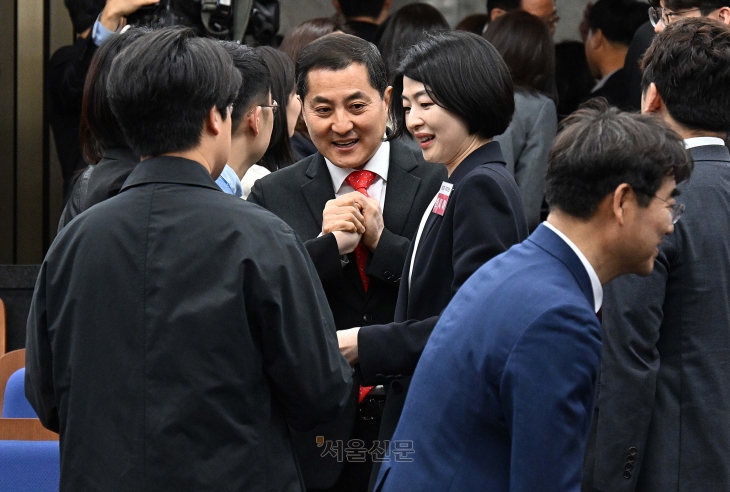 박대출 국민의힘 당선인, 한지아 국민의미래 비례대표 당선인이 15일 서울 여의도 국회에서 열린 제22대 국회 국민의힘·국민의미래 당선자총회에 참석해 기자들과 인사하고 있다. 2024.4.16 오장환 기자