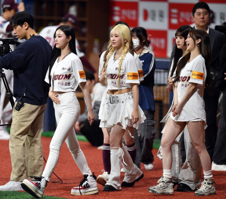 7인조 걸그룹 아이칠린이 16일 고척스카이돔에서 열린 2024프로야구 키움히어로즈와 KT위즈의 경기에서 시구를 한 가운데 멤버 중 초원이 파울타구에 맞는 사고가 발생했다. 시구를 위해 그라운드로 나서는 아이칠린. 가운데 금발의 머리를 딴 멤버가 초원이다. 2024.04.16 스포츠서울
