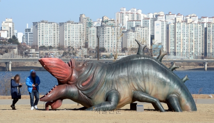 서울 여의도 한강시민공원에 설치된 괴물 조형물. 서울신문DB