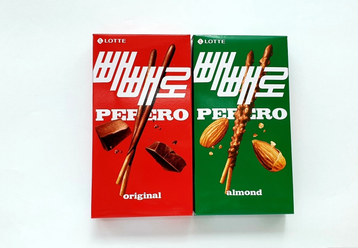 지난해까지의 판매량을 일렬로 늘어놓을 경우 지구 13바퀴 이상 돌 수 있을 정도로 사랑을 받고 있는 빼빼로 대표 제품 2종의 모습. 롯데웰푸드 제공