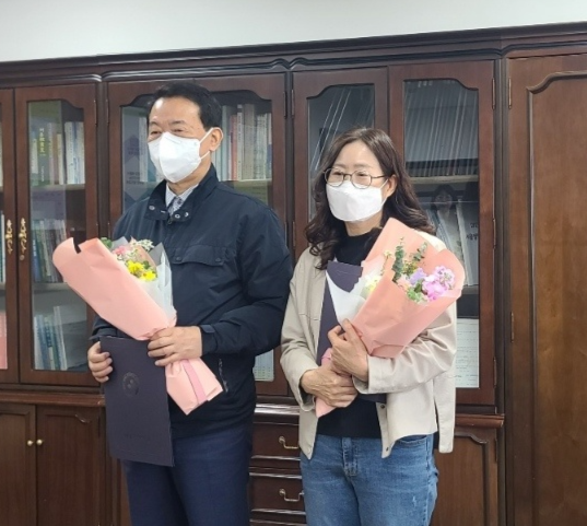 서울정민학교의 두 활동지원사가 지난 18일 학교장 표창장을 받고 기념촬영을 하고 있다. 서울정민학교 제공