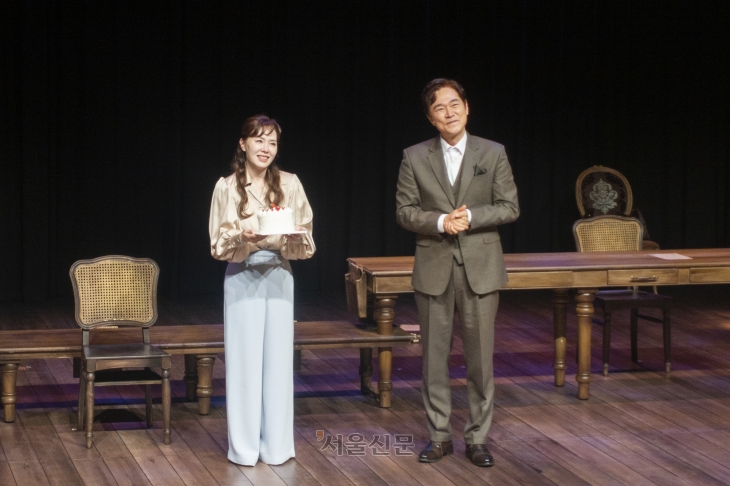 19일 서울 강서구 LG아트센터 서울 U+스테이지에서 연극 ‘러브레터’의 공연을 마친 후 작품에서 멜리사의 생일을 축하하는 이벤트가 열렸다. 멜리사를 맡은 하희라(왼쪽)가 케이크를 들고 정보석과 관객들의 축하를 받고 있다. 2024.4.19 류재민 기자