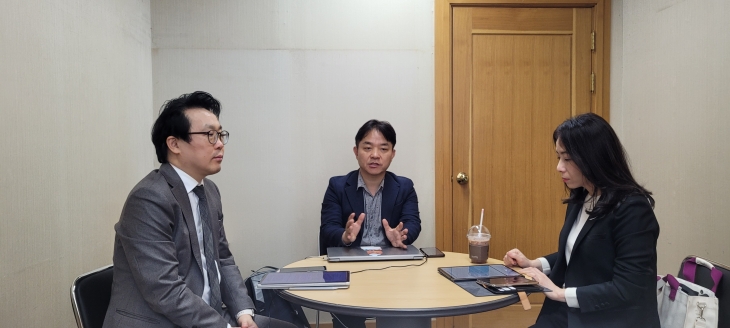 K정책플랫폼 월례 토론회에서 AI 규제 방향에 대해 토의하는 모습. 왼쪽부터 최은창 아밀라 AI 정책총괄, 이경전 K정책플랫폼 이머징이슈위원장, 김윤희 법무법인 세종 파트너 변호사.