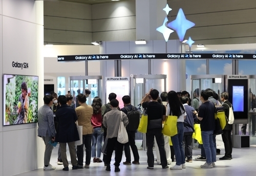 삼성전자 부스 둘러보는 관람객들