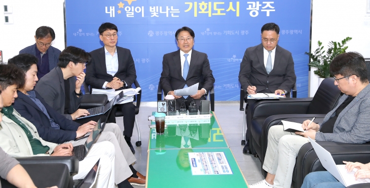 강기정 광주시장이 24일 시청에서 기자 차담회를 열고 “광주비엔날레를 광주를 대표하는 도시브랜드로 육성하겠다”고 밝히고 있다. 광주광역시 제공