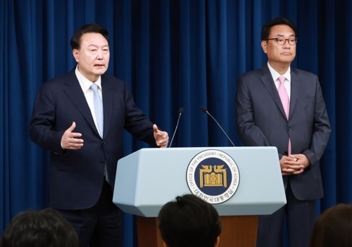 윤석열 대통령이 22일 서울 용산 대통령실 청사에서 열린 인사브리핑에서 신임 대통령 비서실장으로 임명된 국민의힘 정진석 의원을 소개한 뒤 더불어민주당 이재명 대표와의 영수회담 등 현안 관련 취재진의 질문에 답하고 있다. 연합뉴스