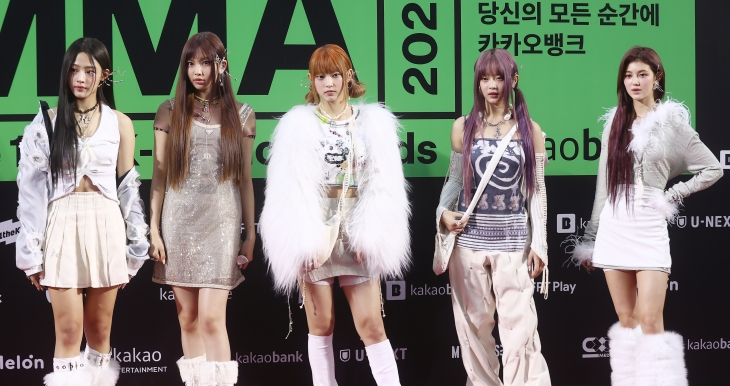 2022 멜론뮤직어워드(MMA) 레드카펫 행사에서 포즈를 취하는 뉴진스. 2022.11.26 연합뉴스