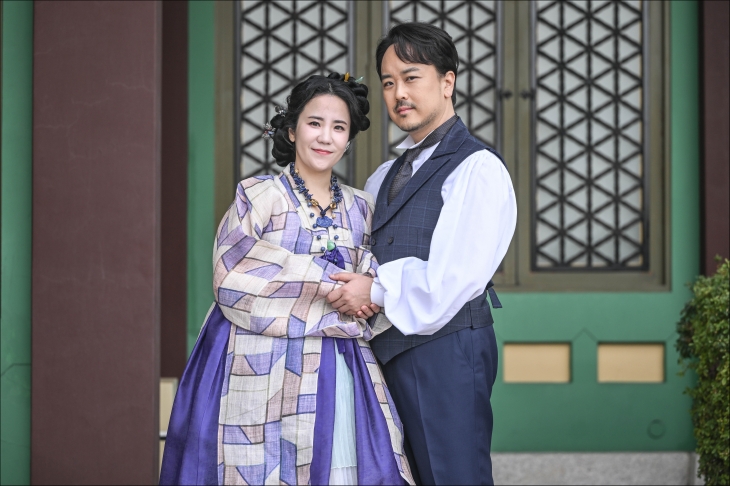 오페라 ‘라 트라비아타·춘희’의 주인공 비올레타(이혜정)와 알프레도(정호윤)이 찍은 의상 컨셉 사진. 김영석 한복 디자이너가 처음으로 무대 위 성악가들이 입는 한복을 오페라 의상으로 디자인했다. 세종문회회관 제공
