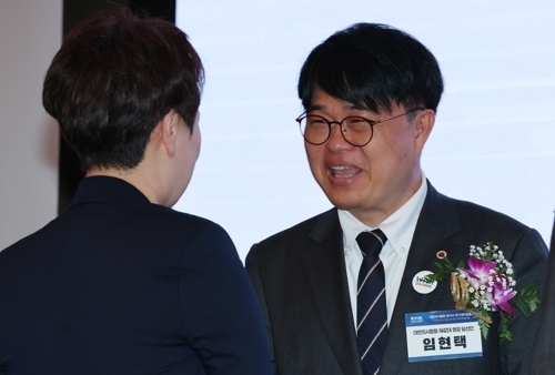 참석자들과 인사나누는 임현택 의협 차기 회장