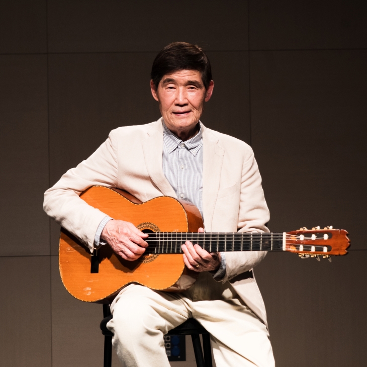 9년 만에 신곡 ‘그들이 왜 울어야 하나’로 돌아온 가수 서유석. 코로나19 기간 뇌경색을 앓아 2년간 꼼짝도 못 했다는 그는 오는 8일 ‘서유석 카네이션 콘서트’를 위해 다시 기타를 잡고 맹연습 중이다. 마포문화재단 제공