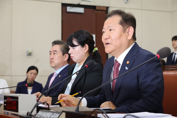 의원질의 답변하는 이상민 장관 의원질의 답변하는 이상민 장관