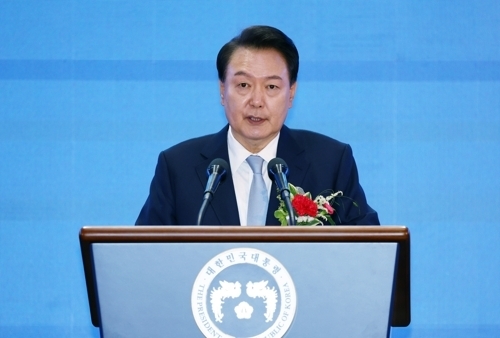 윤석열 대통령이 오는 9일 취임2주년 기념 기자회견을 여는 방안을 유력하게 검토하고 있다. 윤 대통령이 3일 서울 중구 장충체육관에서 열린 제52회 어버이날 기념식에서 축사하고 있다. 연합뉴스