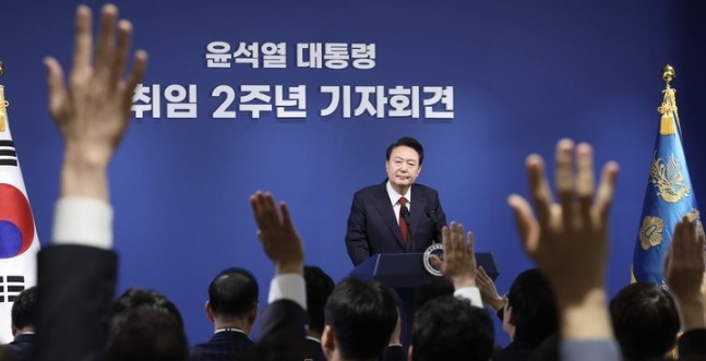 윤석열 대통령이 9일 오전 서울 용산 대통령실 청사 브리핑실에서 열린 ‘윤석열정부 2년 국민보고 및 기자회견’에서 취재진의 질문을 받고 있다. 연합뉴스