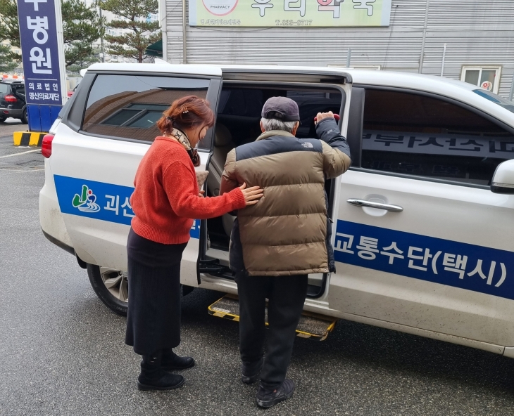 괴산군에 거주하는 어르신이 돌봄특화사업 서비스를 받고 있다. 괴산군 제공.