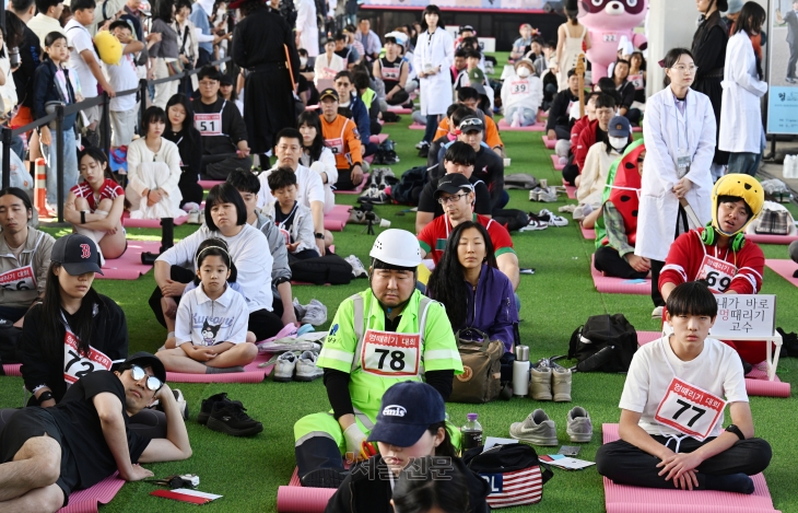 올해로 10주년을 맞은 ‘한강 멍때리기 대회’ 참가자들이 12일 서울 반포한강공원 잠수교 일대에서 멍한 상태를 유지하고 있다. 안주영 전문기자