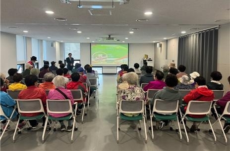 중구에서 노인들이 ‘어르신 교통사고 예방 맞춤 교육’에 참여하고 있다. 중구 제공
