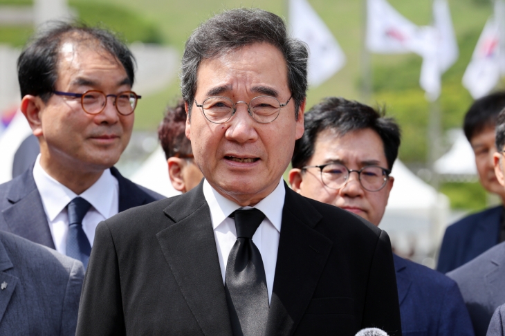 17일 오후 광주 북구 국립 5·18 민주묘지에서 새로운미래 이낙연 대표가 참배를 마친 뒤 취재진 질의에 답하고 있다. 연합뉴스