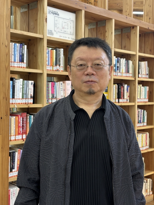 오동숲속도서관을 디자인한 장윤규 운생동건축사무소 대표. 함혜리 제공
