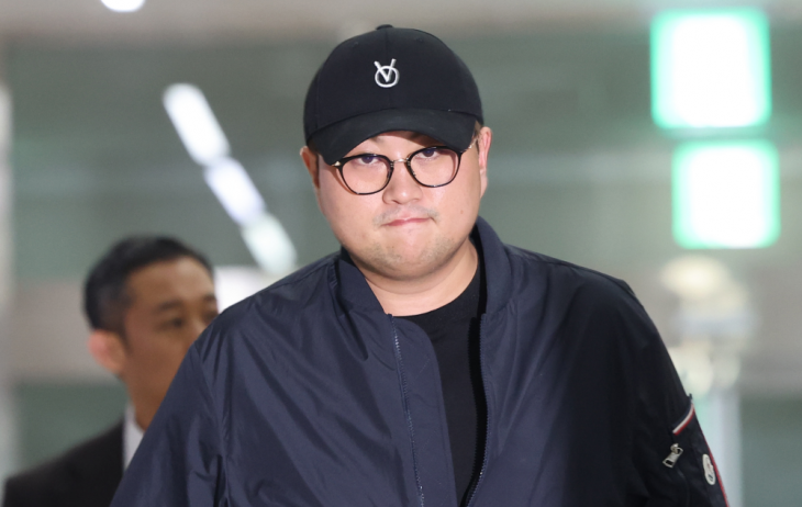 ‘음주 뺑소니’ 혐의를 받는 트로트 가수 김호중이 21일 서울 강남경찰서에서 조사를 마친 뒤 차량으로 이동하고 있다. 2024.5.21 연합뉴스