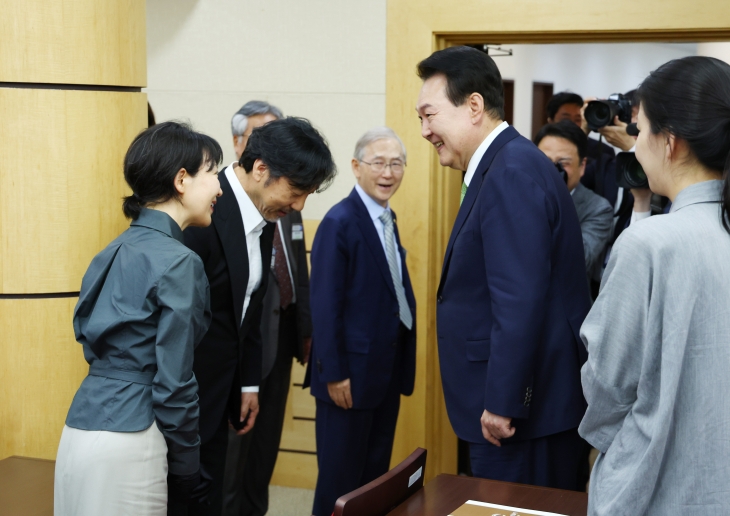 가수 이문세 부부와 인사하는 윤석열 대통령