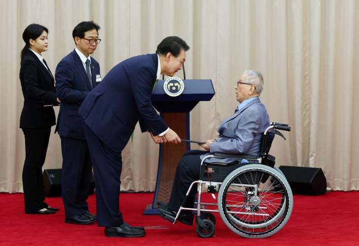 윤석열 대통령, 대한민국학술원 70주년 훈장 수여