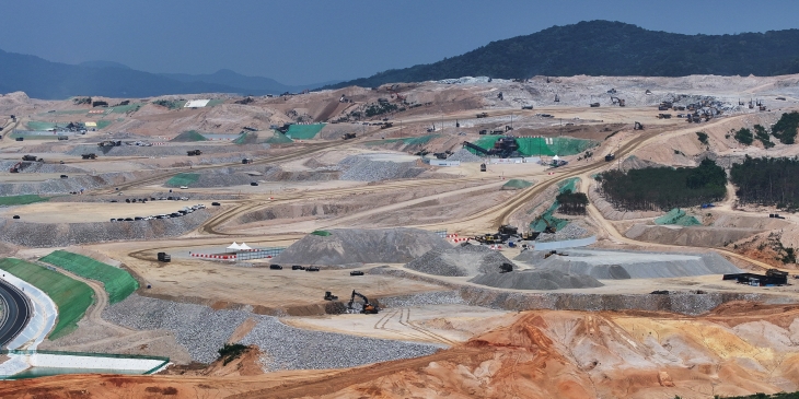 정부가 23일 26조원 규모의 반도체 산업 종합 지원 대책을 발표한 가운데 이날 오후 경기 용인시 원삼면 용인 반도체 클러스터 부지에서 반도체 시설 조성을 위한 터파기 공사가 진행되고 있다. 연합뉴스
