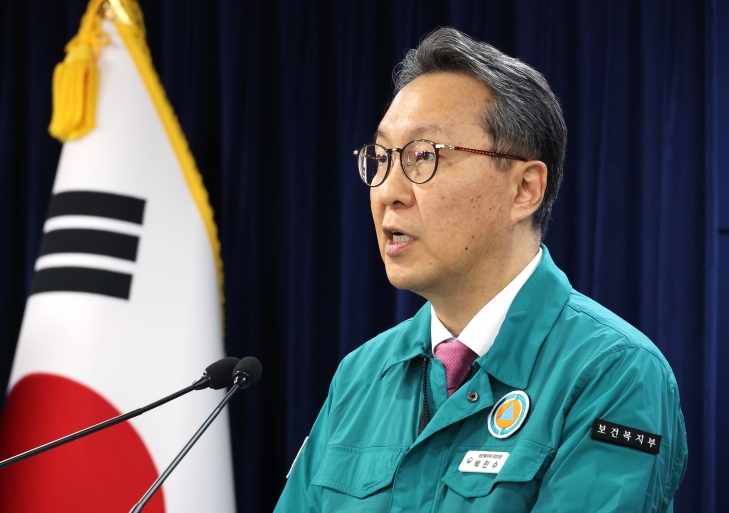 박민수 중앙재난안전대책본부 제1총괄조정관(보건복지부 제2차관)이 24일 정부서울청사에서 의사 집단행동 중앙재난안전대책본부 브리핑에서 회의 결과를 설명하고 있다. 연합뉴스 박민수 중앙재난안전대책본부 제1총괄조정관(보건복지부 제2차관)이 24일 정부서울청사에서 의사 집단행동 중앙재난안전대책본부 브리핑에서 회의 결과를 설명하고 있다. 연합뉴스