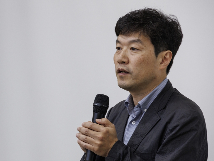 27년 만의 의과대학 증원을 확정하는 대입 전형위원회가 열리는 24일 오후 최창민 전국의과대학교수 비상대책위원장이 서울 송파구 서울아산병원 내 울산대 의대에서 열린 입장 발표 기자회견에서 향후 대응 방향에 대해 밝히고 있다. 연합뉴스