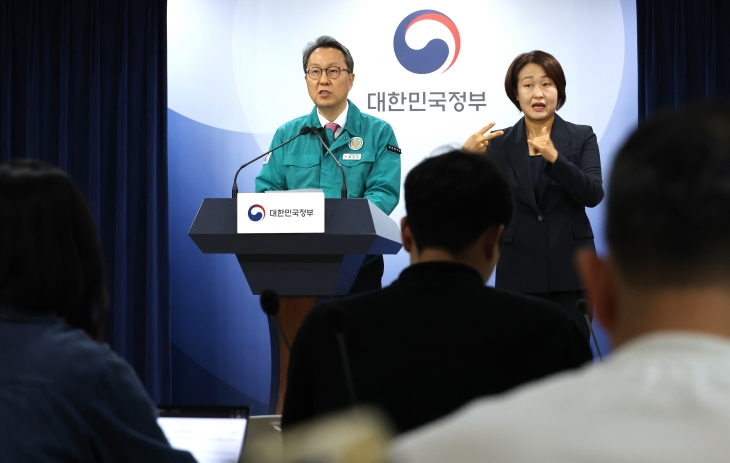 박민수 중앙재난안전대책본부 제1총괄조정관(보건복지부 제2차관)이 24일 종로구 정부서울청사에서 의사 집단행동 중앙재난안전대책본부 회의 결과를 설명하고 있다. 연합뉴스 박민수 중앙재난안전대책본부 제1총괄조정관(보건복지부 제2차관)이 24일 종로구 정부서울청사에서 의사 집단행동 중앙재난안전대책본부 회의 결과를 설명하고 있다. 연합뉴스