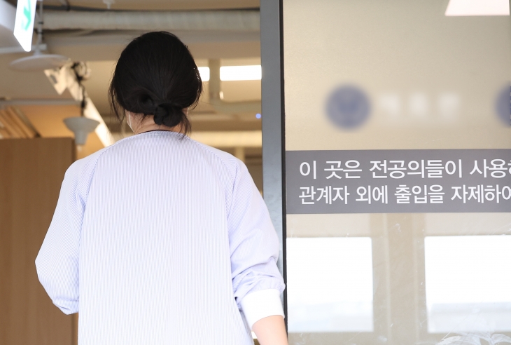 의정갈등이 이어지고 있는 24일 오전 서울 시내 한 대형병원 전공의 전용공간에 출입 자제를 알리는 안내문이 붙어 있다. 연합뉴스 의정갈등이 이어지고 있는 24일 오전 서울 시내 한 대형병원 전공의 전용공간에 출입 자제를 알리는 안내문이 붙어 있다. 연합뉴스
