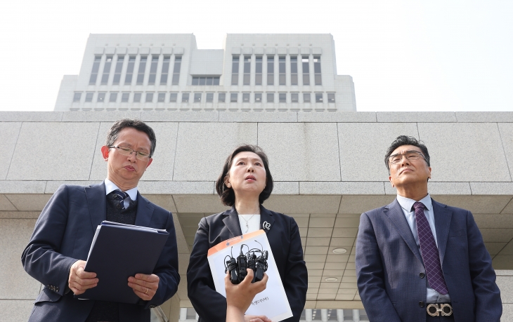 전국의과대학교수협의회(전의교협)이 지난 24일 서울 서초구 대법원 앞에서 의대 증원 취소를 촉구하며 연 기자회견에서 김현아(가운데) 전의교협 언론홍보위원장이 발언하고 있다. 2024.5.24 연합뉴스 전국의과대학교수협의회(전의교협)이 지난 24일 서울 서초구 대법원 앞에서 의대 증원 취소를 촉구하며 연 기자회견에서 김현아(가운데) 전의교협 언론홍보위원장이 발언하고 있다. 2024.5.24 연합뉴스