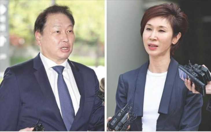 ‘세기의 이혼’이라 불리는 최태원(왼쪽) SK그룹 회장과 노소영 아트센터 나비 관장 간 이혼소송 항소심 재판부가 최 회장에게 “위자료 20억원, 재산분할 1조 3808억원을 지급하라”고 판결했다. 두 사람은 오늘 법정에 나오지 않았다. 사진은 지난 16일 항소심 공판에 출석하는 최 회장과 노 관장. 연합뉴스 ‘세기의 이혼’이라 불리는 최태원(왼쪽) SK그룹 회장과 노소영 아트센터 나비 관장 간 이혼소송 항소심 재판부가 최 회장에게 “위자료 20억원, 재산분할 1조 3808억원을 지급하라”고 판결했다. 두 사람은 오늘 법정에 나오지 않았다. 사진은 지난 16일 항소심 공판에 출석하는 최 회장과 노 관장. 연합뉴스