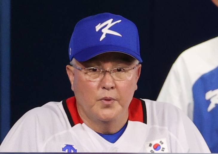 프로야구 한화 이글스가 새 사령탑으로 김경문(65) 전 한국 야구대표팀 감독을 선임했다. 사진은 지난 2020년 도쿄올림픽에 야구 대표팀 감독으로 참가해 경기를 지켜보는 김 감독. 연합뉴스 자료사진