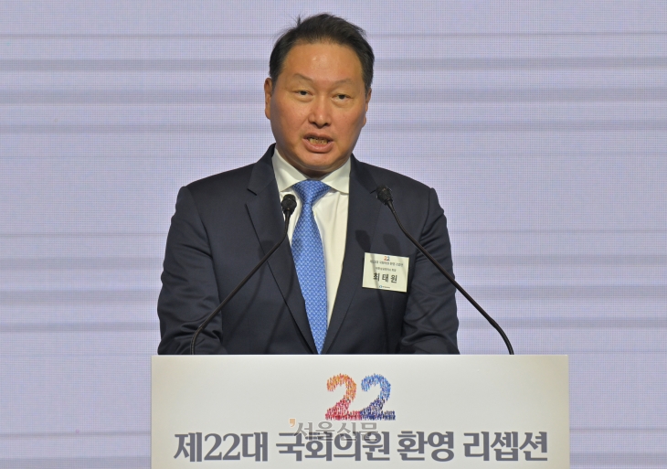 최태원 대한상의 회장이 3일 서울 여의도 콘래드 서울 그랜드볼룸에서 열린 대한상공회의소 주최 제22대 국회의원 환영 리셉션에서 인사말을 하고 있다.2024.6.3. 안주영 전문기자 최태원 대한상의 회장이 3일 서울 여의도 콘래드 서울 그랜드볼룸에서 열린 대한상공회의소 주최 제22대 국회의원 환영 리셉션에서 인사말을 하고 있다.2024.6.3. 안주영 전문기자