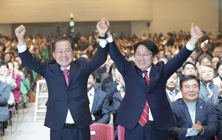 지난 2월 7일 광주 김대중컨벤션센터에서 ‘달빛철도 특별법 국회 통과 축하 행사’가 열렸다. 홍준표(왼쪽) 대구시장과 강기정 광주시장이 손을 맞잡고 인사를 하고 있다. 광주시 제공