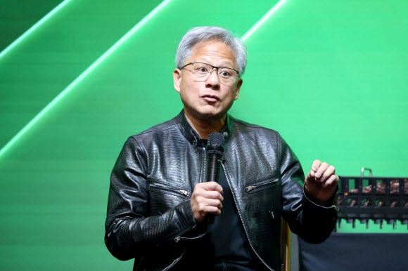 젠슨 황 엔비디아 최고경영자(CEO)가 지난 4일 대만 타이베이에서 열린 컴퓨텍스 행사에서 기조 연설을 하고 있다. 타이베이 로이터 연합뉴스