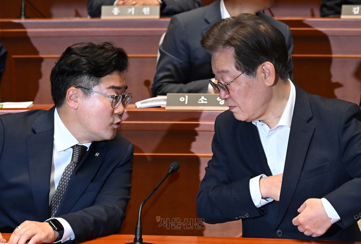 이재명 더불어민주당 대표와 박찬대 원내대표가 11일 서울 여의도 국회에서 열린 의원총회에 참석해 대화하고 있다. 오장환 기자