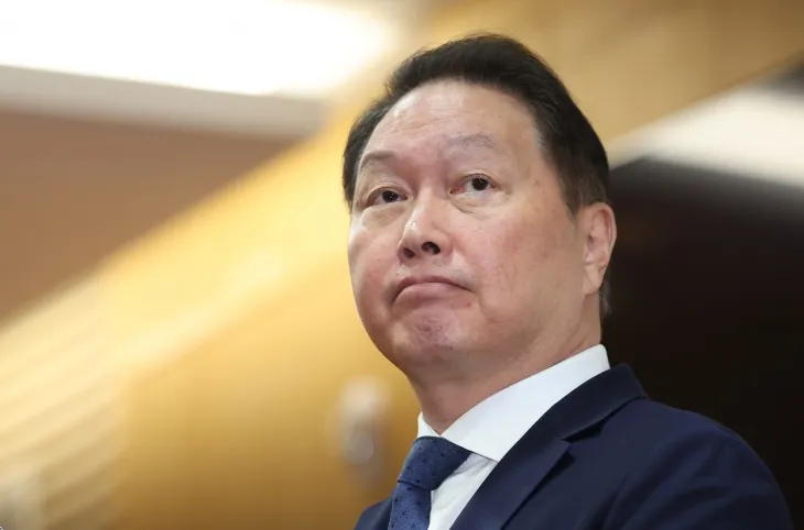 취재진 질문 듣는 최태원 회장 취재진 질문 듣는 최태원 회장