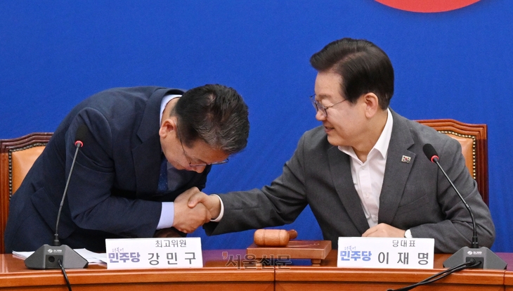이재명 더불어민주당 대표(오른쪽)가 19일 오전 서울 여의도 국회에서 열린 최고위원회의에 참석해 강민구 최고위원과 악수하고 있다. 안주영 전문기자