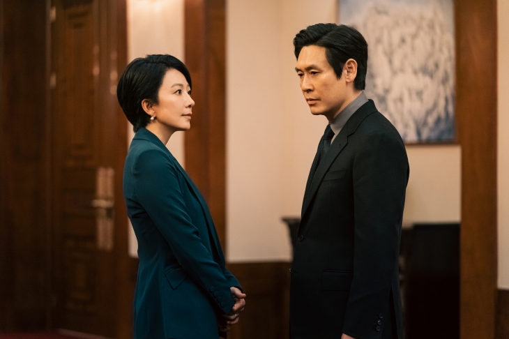 넷플릭스 시리즈 ‘돌풍’에서 정치인 ‘박동호’ 역의 설경구(오른쪽)와 ‘정수진’ 역의 김희애(왼쪽)가 마주 서 있다. 한때 뜻을 같이했던 두 사람은 신념을 이유로 갈라서고 치열한 암투를 벌인다. 넷플릭스 제공