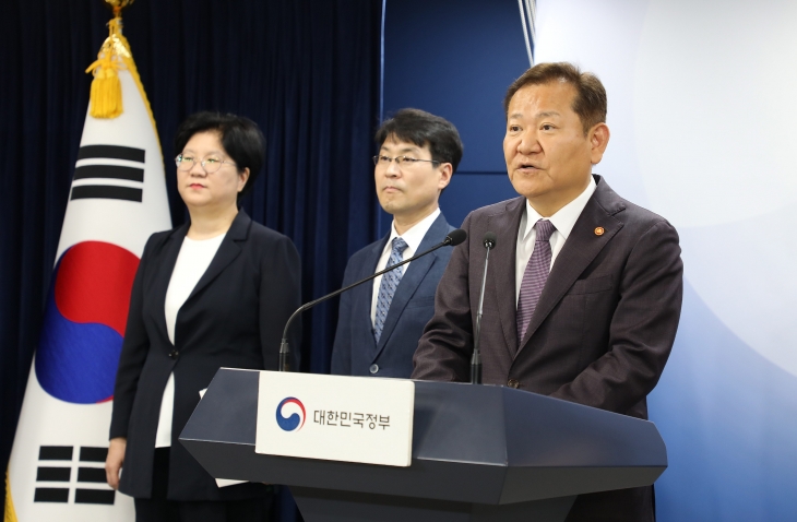 이상민 행정안전부 장관이 1일 오전 서울 종로구 정부서울청사 브리핑룸에서 열린 ‘인구전략기획부 신설방안’ 관계부처 합동브리핑을 하고 있다. 행정안전부 제공