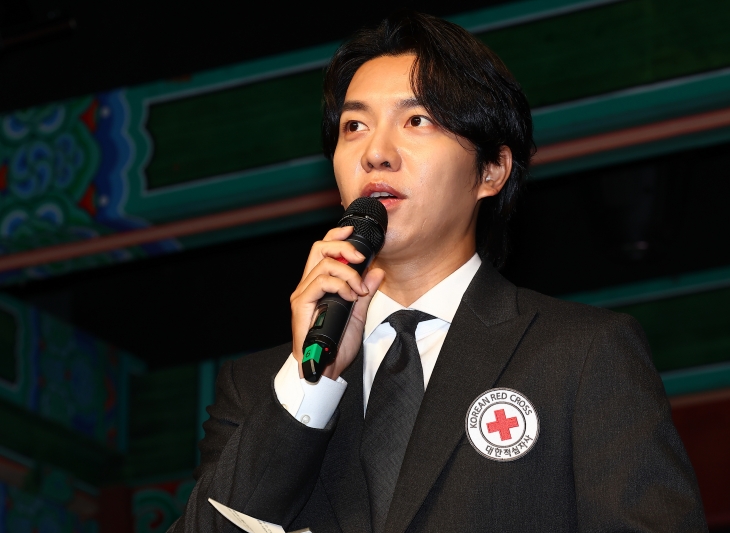 주제발표하는 기후위기 복원력 홍보대사 이승기